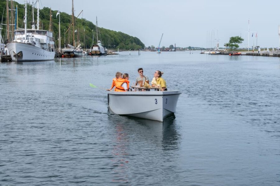 Aarhus: 1 or 1,5 Hour Boat Rental - No License Required - How it compares with a guided harbor tour