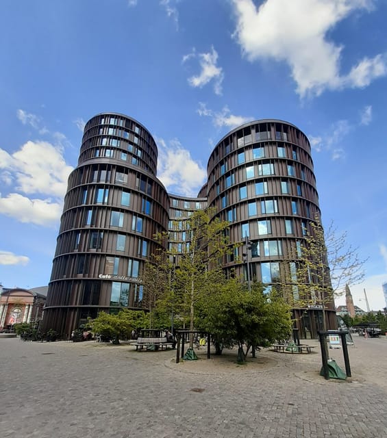 Copenhagen: 2,5-Hour 'Must See' Bike Tour with a Local Guide - Amalienborg and the working royal residence
