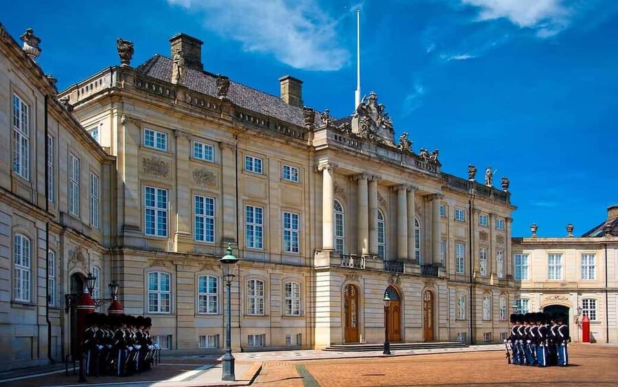 Copenhagen: Amalienborg Tour in Spanish with tickets - The noon changing of the guard