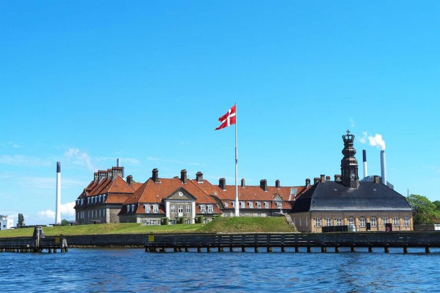 Copenhagen: Canal Boat Cruise & Old Town/Nyhavn Walking Tour - The four-hour route adds Copenhagen’s royal quarter