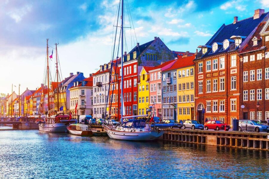 Copenhagen: Canal Boat Cruise & Old Town/Nyhavn Walking Tour - Practical details that affect the day