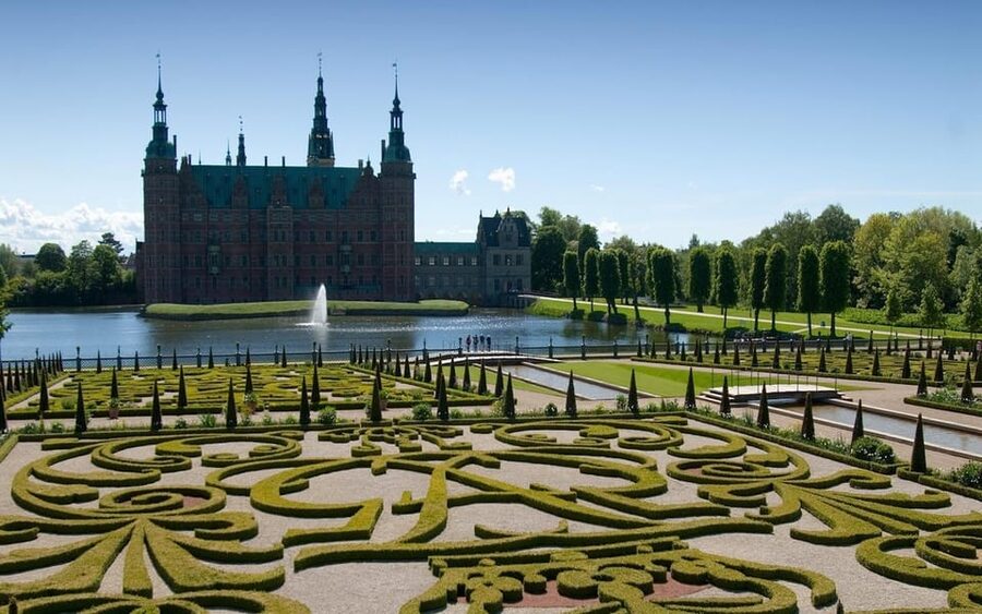 Copenhagen: Frederiksborg Tour in Spanish with Tickets - Meeting at Copenhagen Central Station