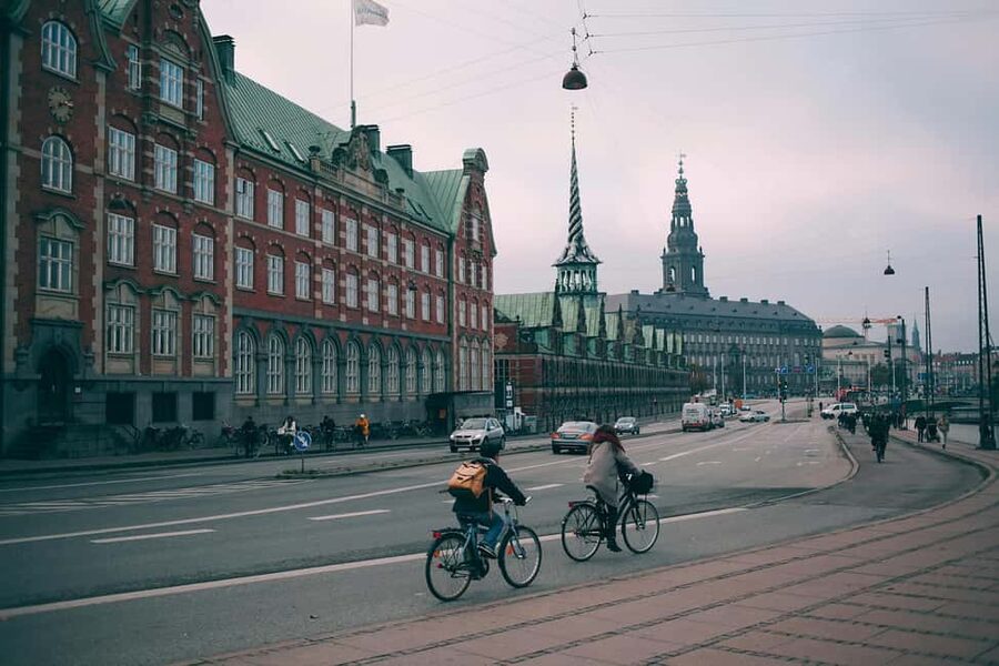 Copenhagen: Guided Bike Tour in French - Starting at Vesterbrogade 4B near Tivoli