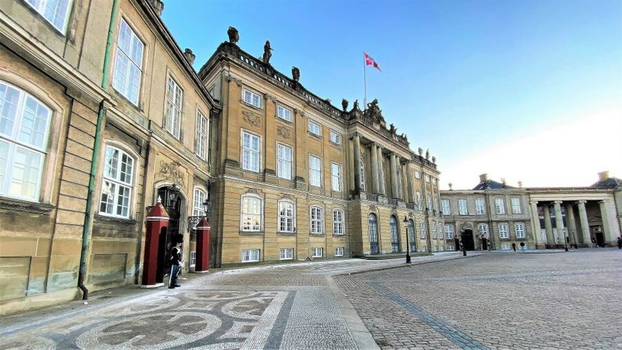 Copenhagen: Guided Walking Tour in French - What the French guide adds