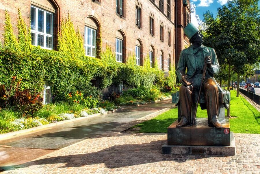 Copenhagen: Old Town and Nyhavn Private Family Tour - Meeting at City Hall Square