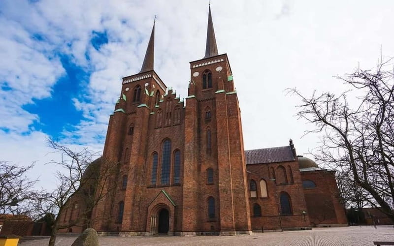 Copenhagen: Roskilde, the Viking City Tour in English - Viking ships, costumes, and family games