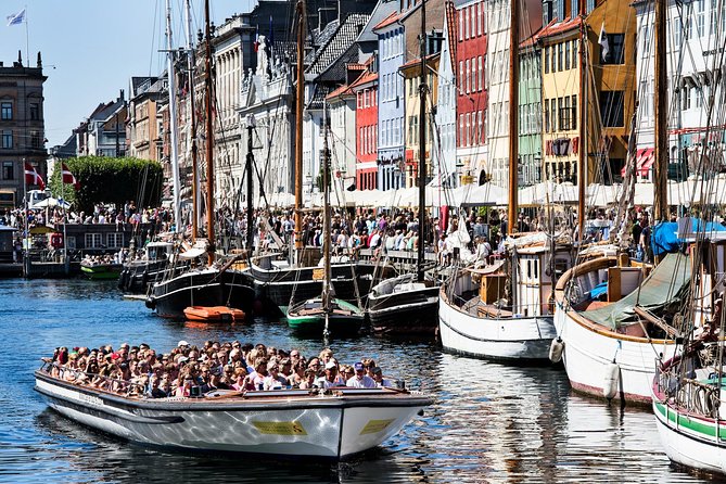 Copenhagen Sightseeing Classic Canal Tour With Live Guide - Slotsholmen and the city center from the water
