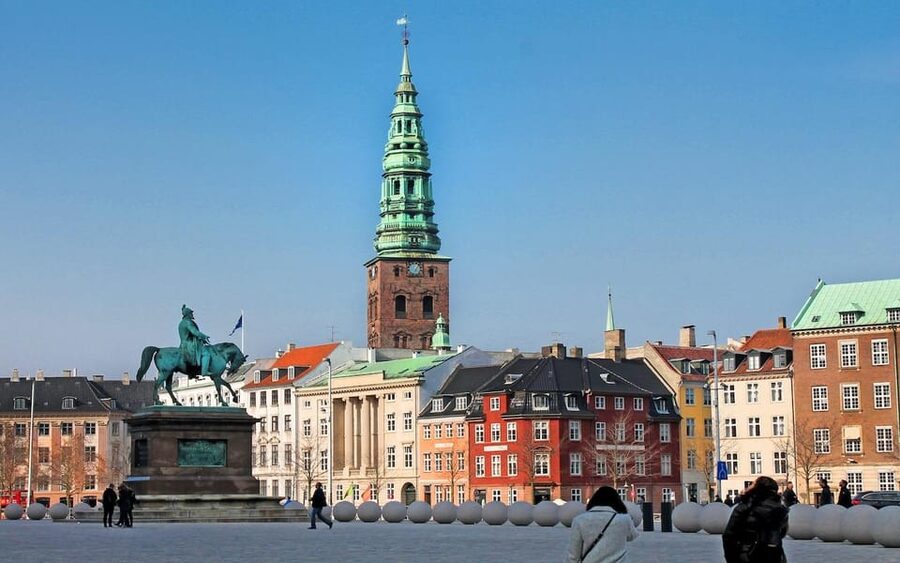 Copenhagen Tour in Spanish - Amalienborg Palace and the Marble Church