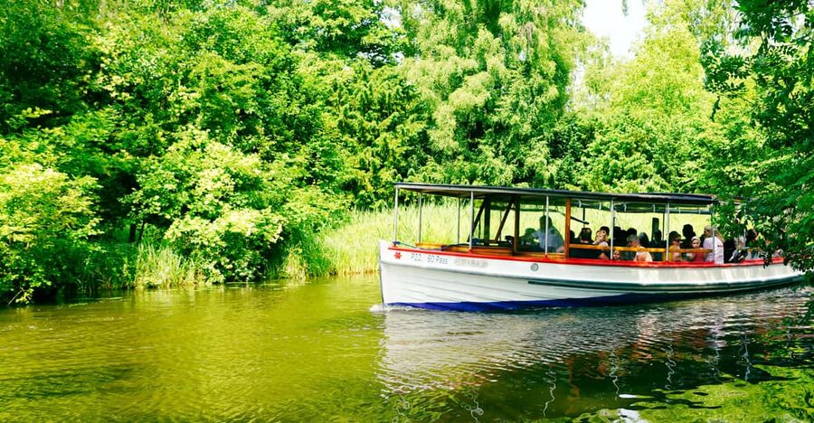 Lyngby & Bagsværd Lake: Baadfarten Boat Ride - Nybrovej connects water and woodland