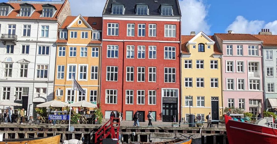 Mop in the heart of Copenhagen - private guided tour in French - Starting beneath Frederik VII at Christiansborg