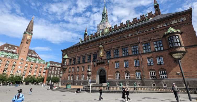 Mop in the heart of Copenhagen - private guided tour in French - Rådhuspladsen, where Copenhagen feels open and public