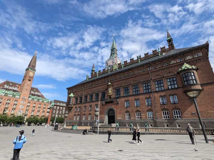 Mop in the heart of Copenhagen - private guided tour in French - Church of Our Lady and Copenhagen’s quieter side